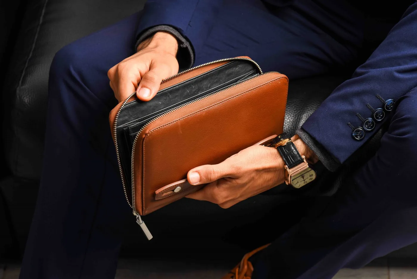 Petit cuir cognac tenu en main