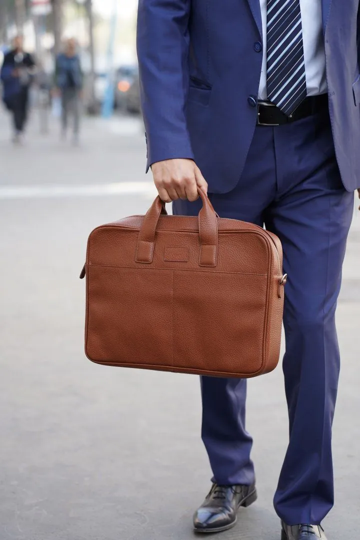 Cartable cognac porté en pleine rue